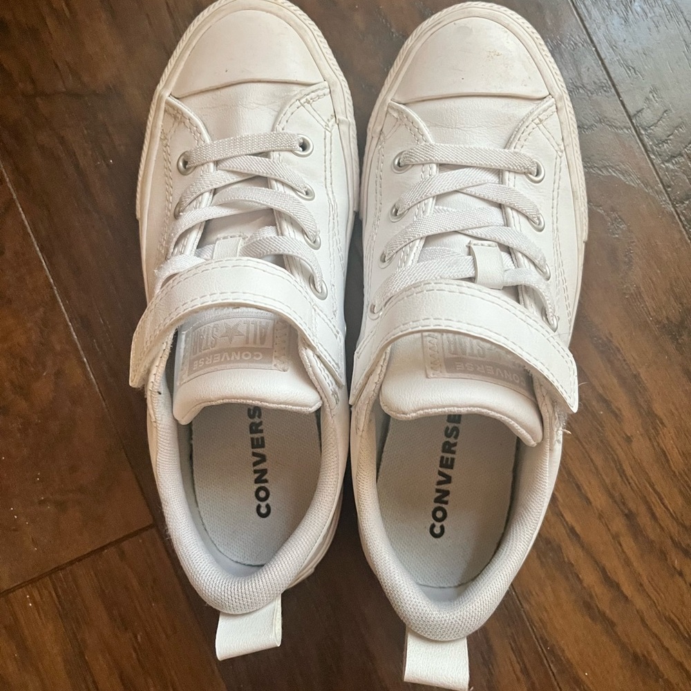 White leather converse w. velcro strap